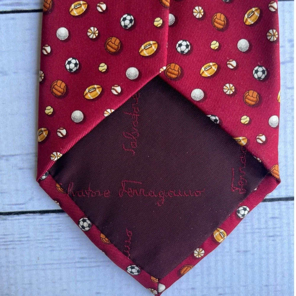 Salvatore Ferragamo Mens Red 100% Silk Sports Designer Neck Tie Italy Ivy League